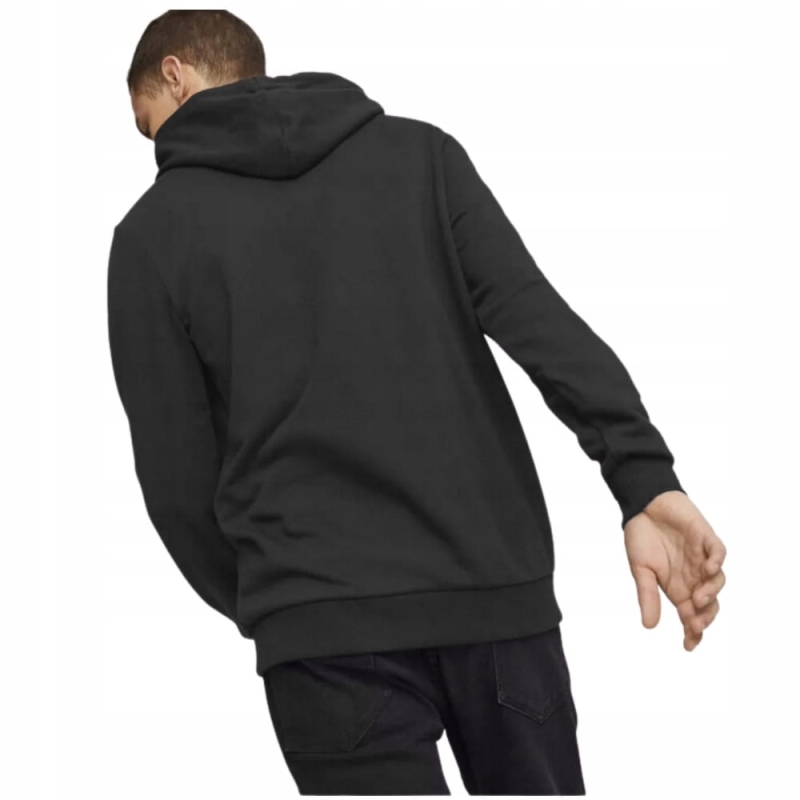 Model tyłem w bluzie męskiej PUMAxMercedes z kapturem