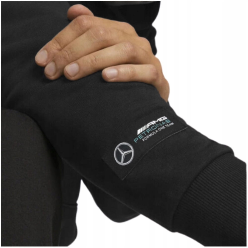 Zbliżenie na logo Mercedesa na bluzie Puma