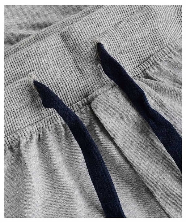 Zbliżenie na sznurki od szarych spodni piżamowych Henderson