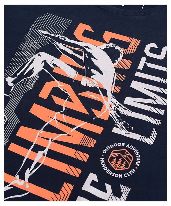 Zbliżenie nadruku na granatowej bluzce – Henderson