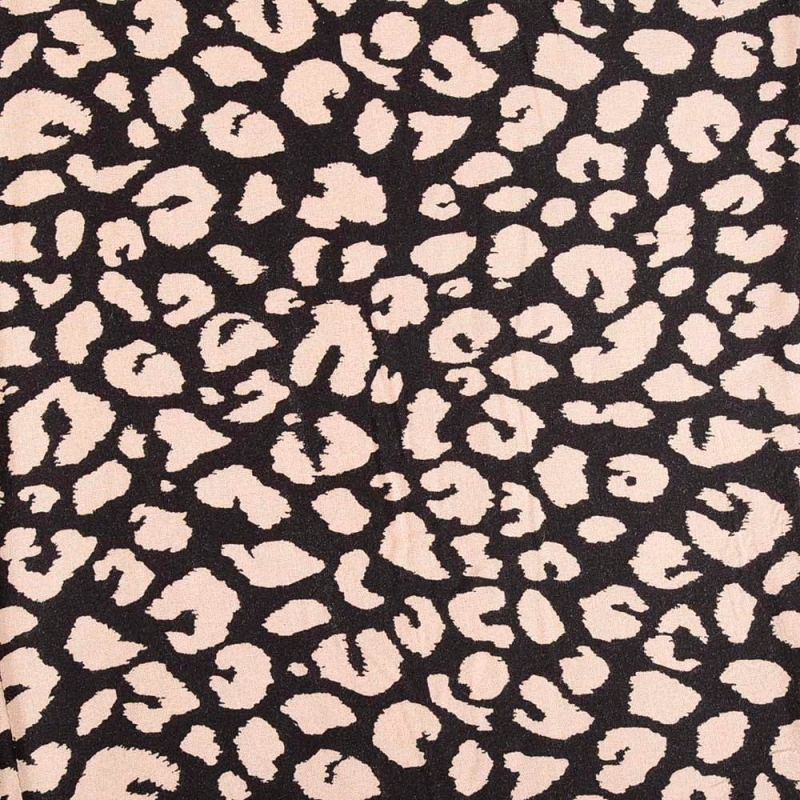 Zbliżenie na nadruk i dekolt w damskiej piżamie Henderson.