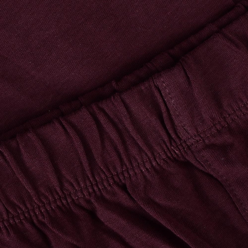 Zbliżenie na gumkę bordowych spodni piżamowych