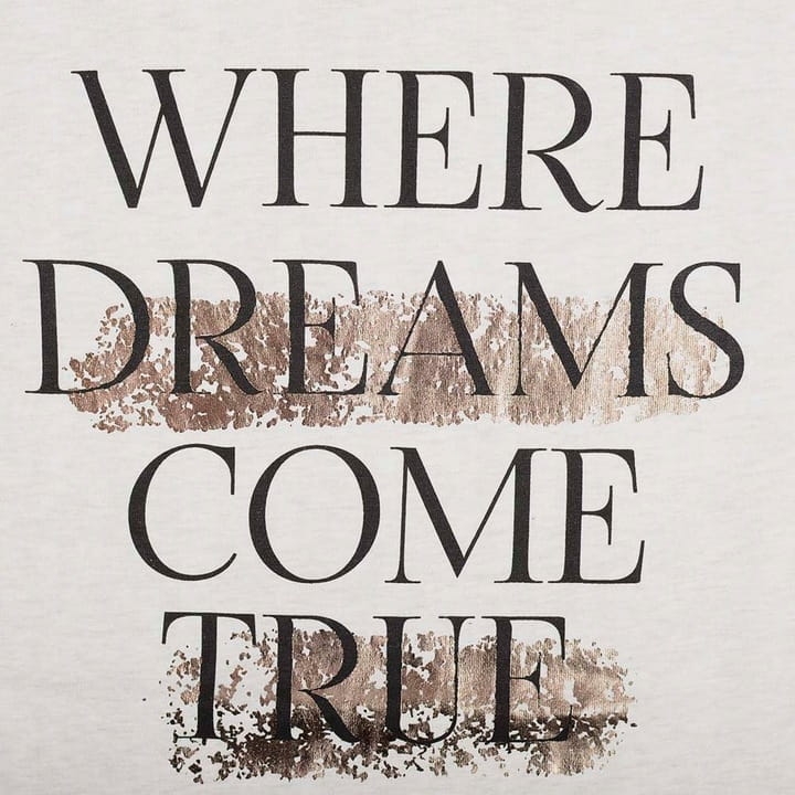 Detal nadruku na piżamie z hasłem motywacyjnym