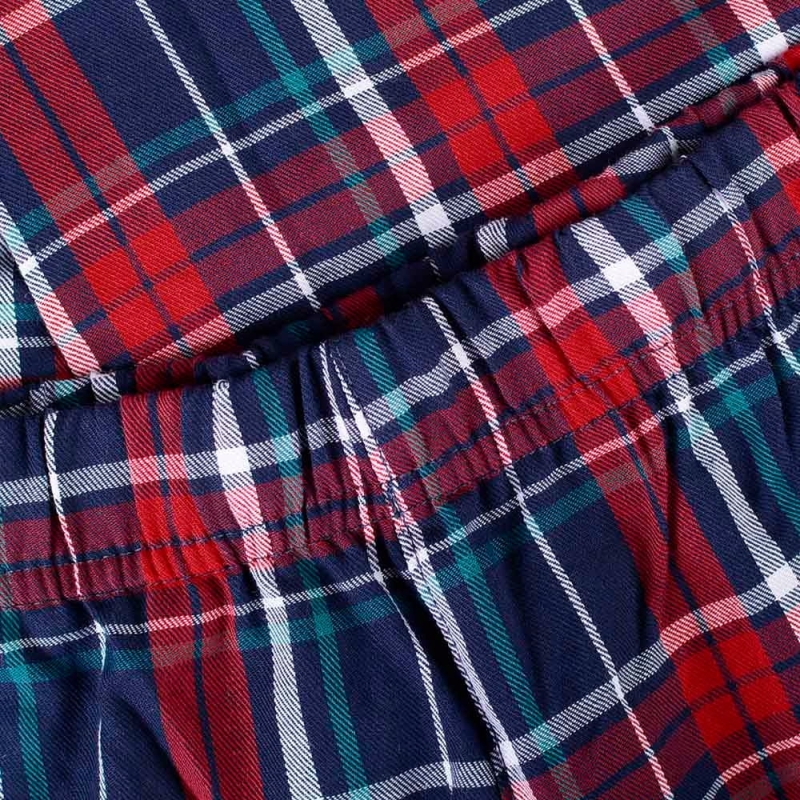 Zbliżenie na pas spodni piżamowych w kratę