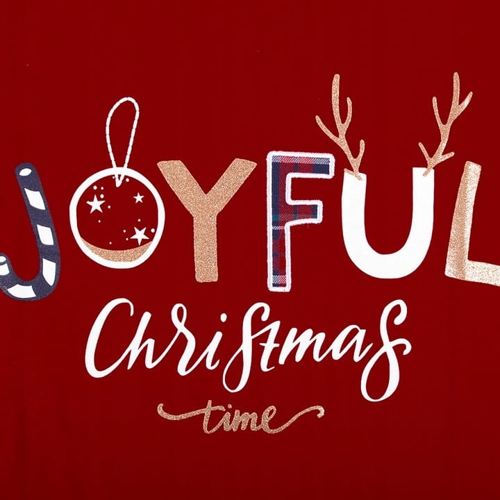 Detal nadruku Joyful Christmas na czerwonej bluzce