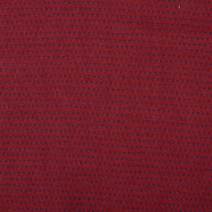 Zbliżenie na bordowy materiał bluzki piżamy