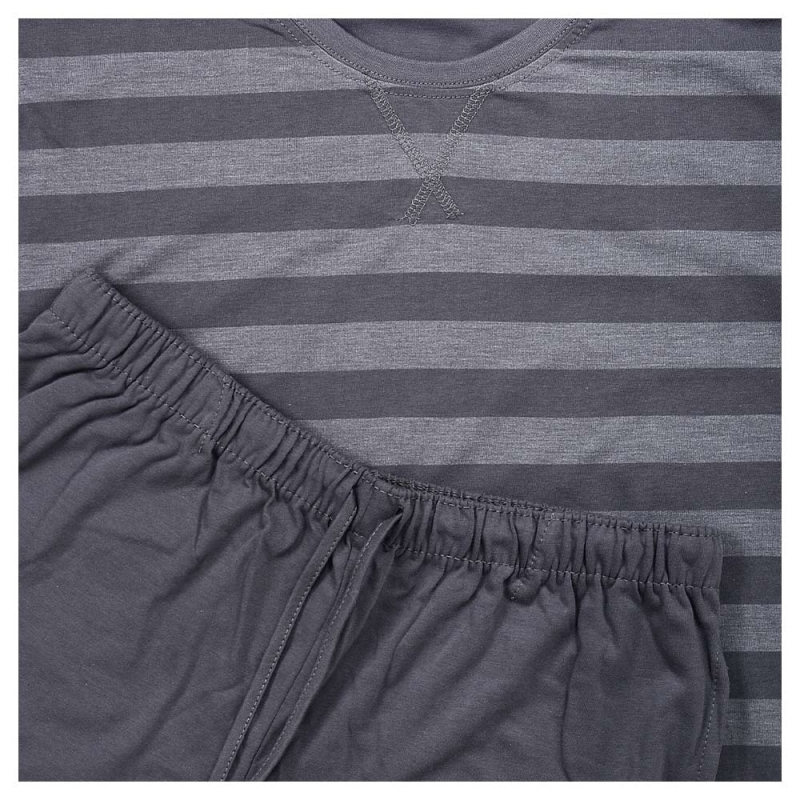 Komplet szarej piżamy – bluza w paski i spodnie z gumką, widok z góry.