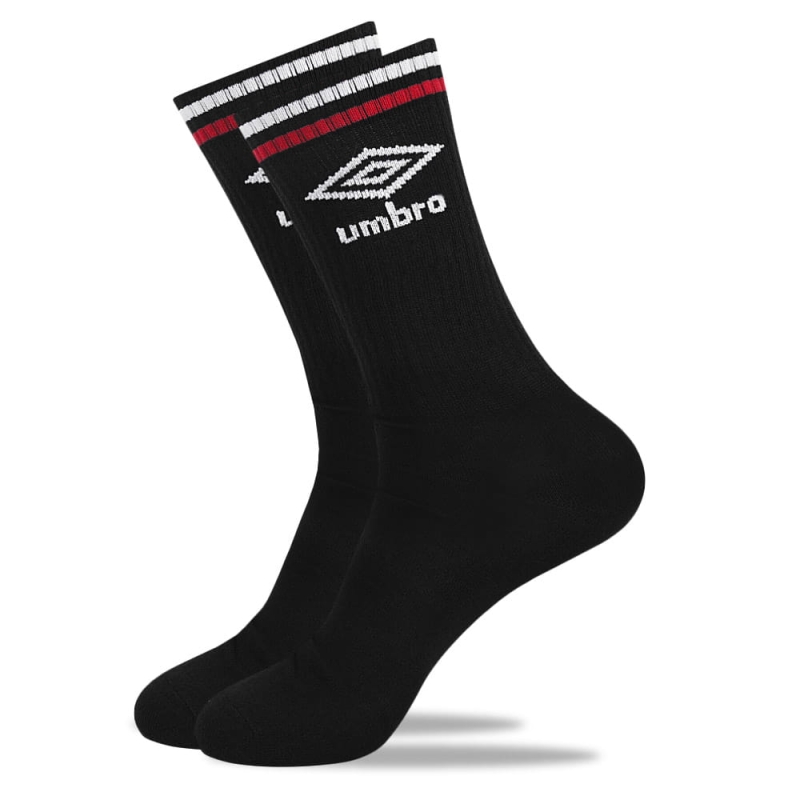 Sportowa skarpeta Umbro w fasonie długim, zaprezentowana osobno.