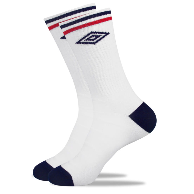 Pojedyncza biała, długa skarpeta tenisowa Umbro z czarnym logo.