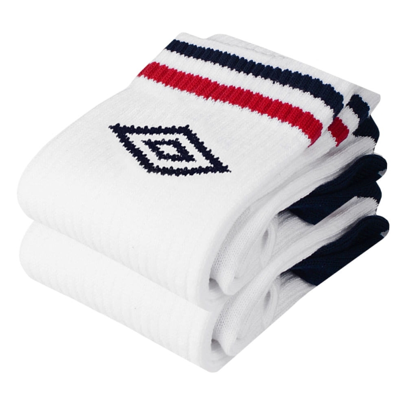 Makrofotografia elastycznej dzianiny białej skarpety Umbro.