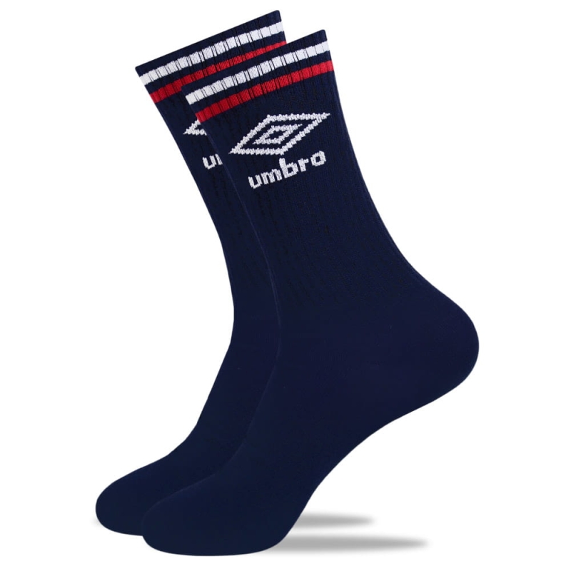 Sportowa skarpeta Umbro w fasonie długim, zaprezentowana osobno.