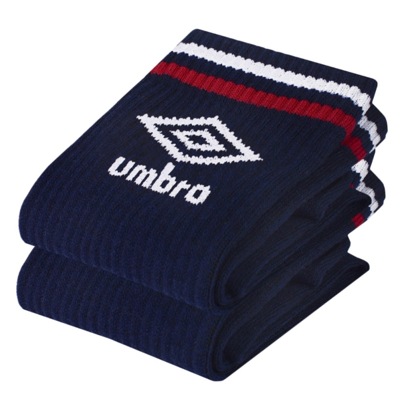 Makrofotografia elastycznej dzianiny białej skarpety Umbro.