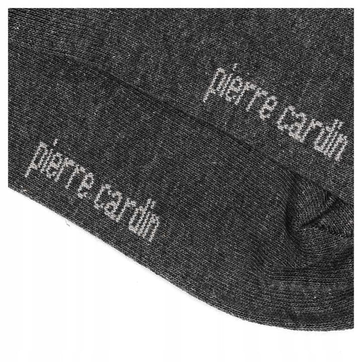 Zbliżenie na szare logo na dole ciemno szarej skarpety Pierre Cardin