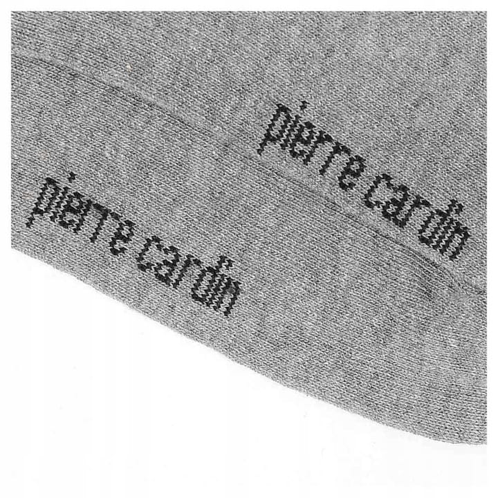 Zbliżenie na czarne logo na dole szarej skarpety Pierre Cardin