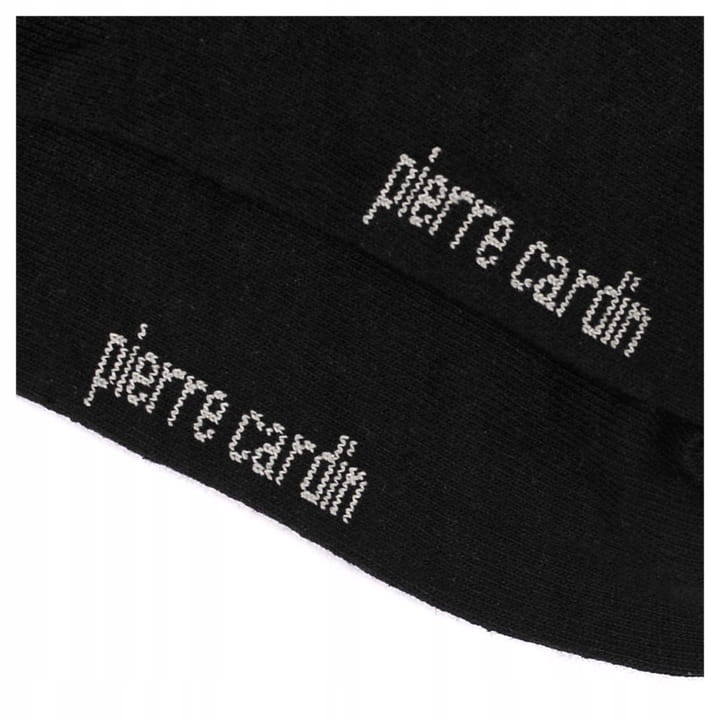 Zbliżenie na białe logo na dole ciemno szarej skarpety Pierre Cardin