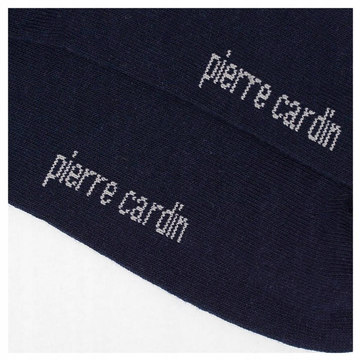 Zbliżenie na szare logo na dole granatowej skarpety Pierre Cardin