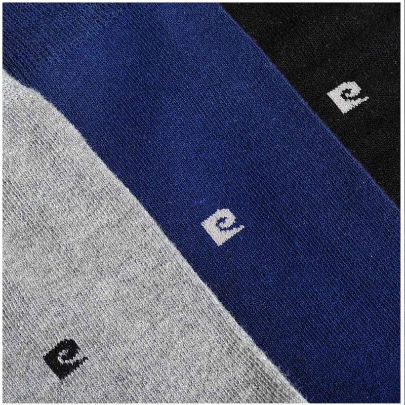 Zbliżenie na elegancką strukturę materiału skarpet Pierre Cardin.
