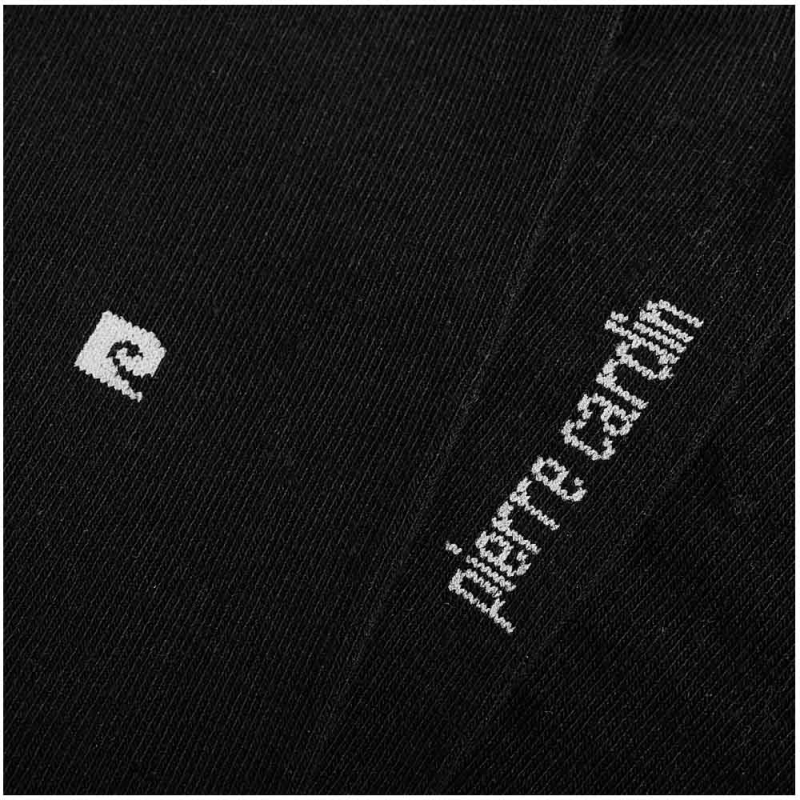 Zbliżenie na logo Pierre Cardin na skarpetach
