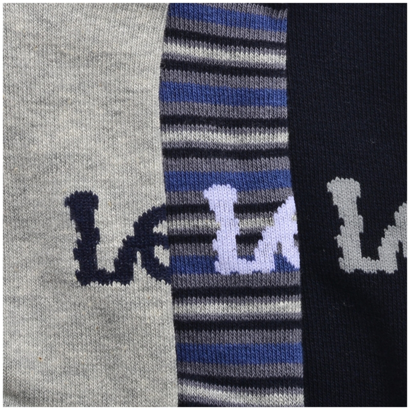 Zbliżenie na elastyczną gumę w bawełnianych stopkach Lee.