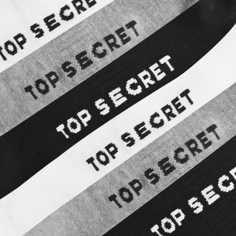 Zbliżenie na elastyczny ściągacz skarpet zakostek Top Secret
