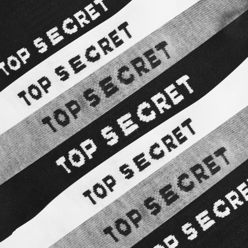 Zbliżenie na elastyczny ściągacz skarpet zakostek Top Secret
