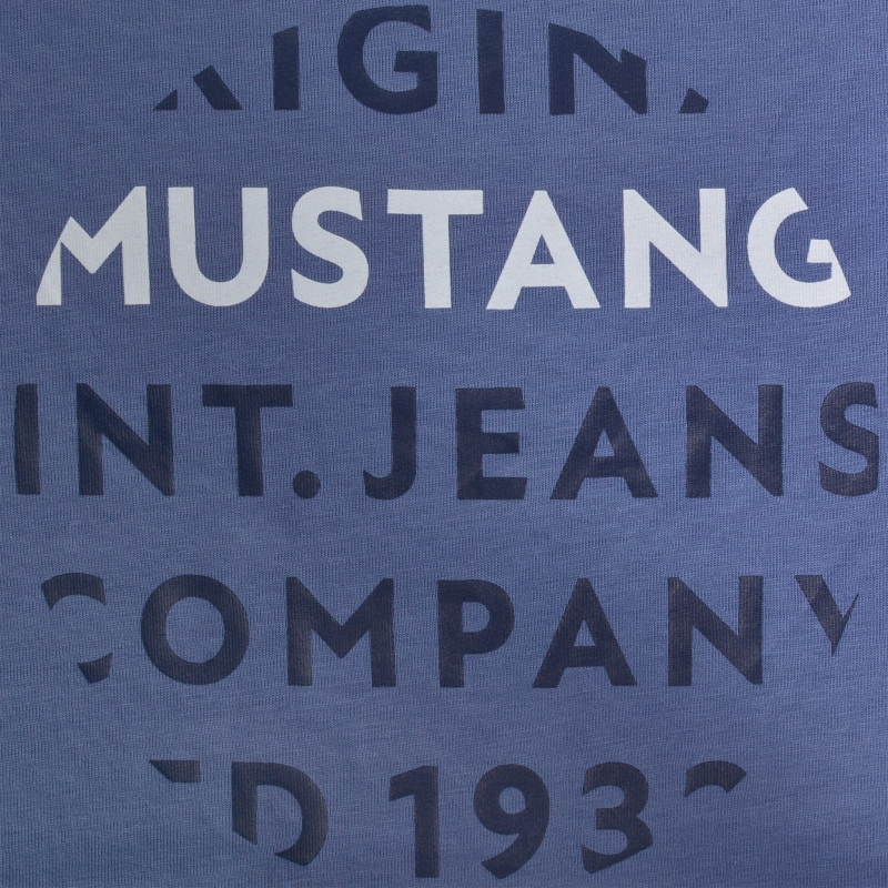 Zbliżenie nadruku Mustang Int. Jeans Company na t-shircie