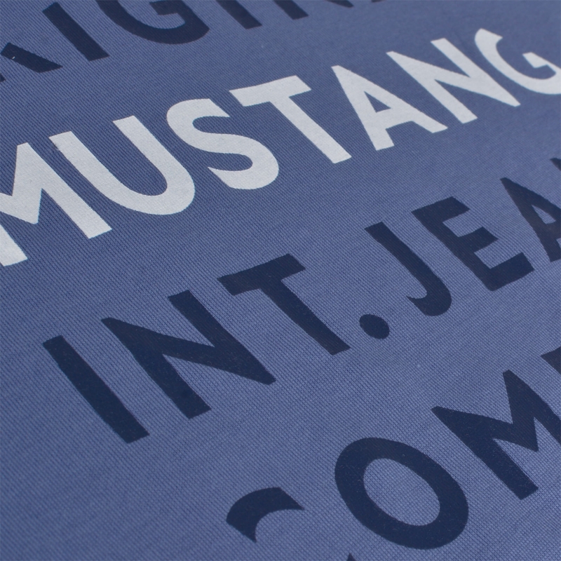 Detal nadruku Mustang na granatowej koszulce z bliska