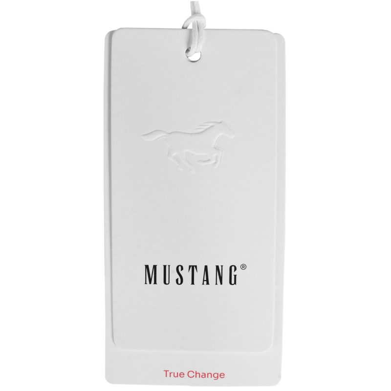 Etykieta marki Mustang z logo konia i napisem True Change