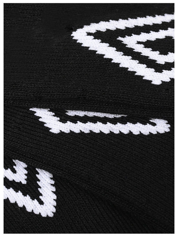 Zbliżenie na logo Umbro umieszczone na górnej części skarpety