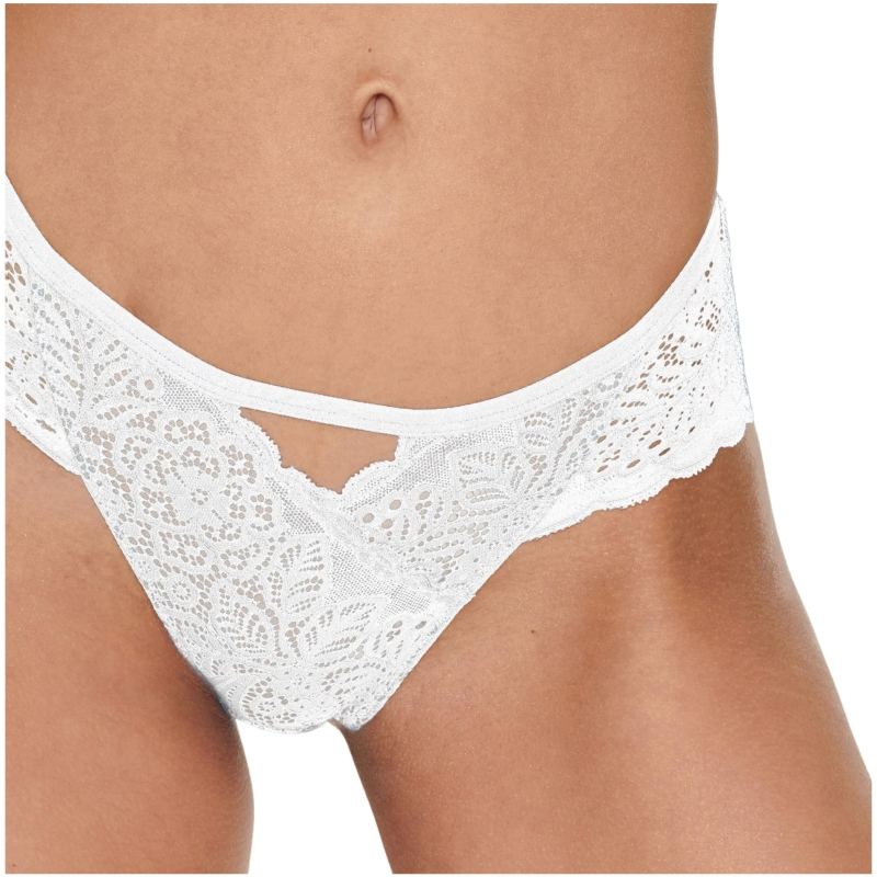 Zbliżenie na przód białych fig z wycięciem