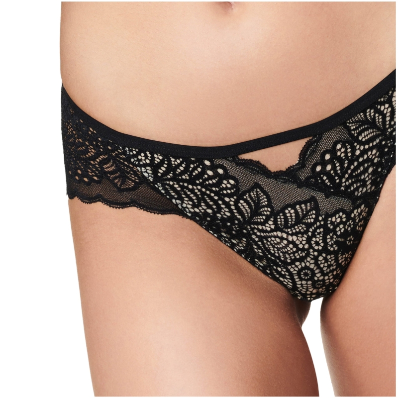 Zbliżenie na przód koronkowych fig – czarny ażur na beżowym tle