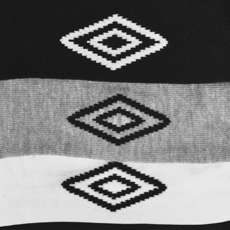 Zbliżenie na miękką, oddychającą bawełnę w stopkach UMBRO.