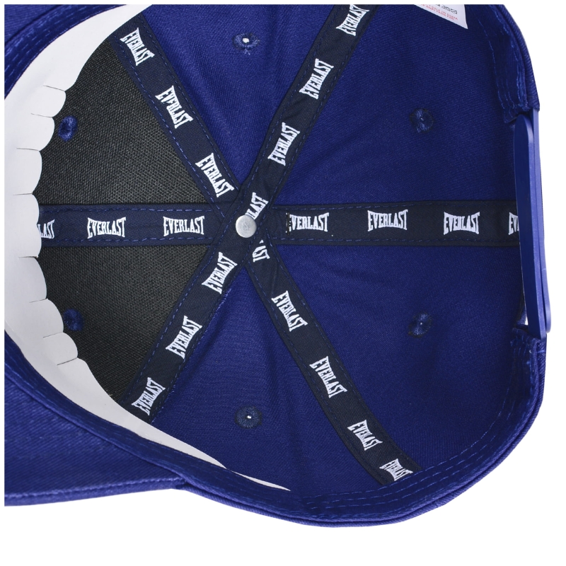 Wnętrze czapki Everlast z taśmą z logo marki.