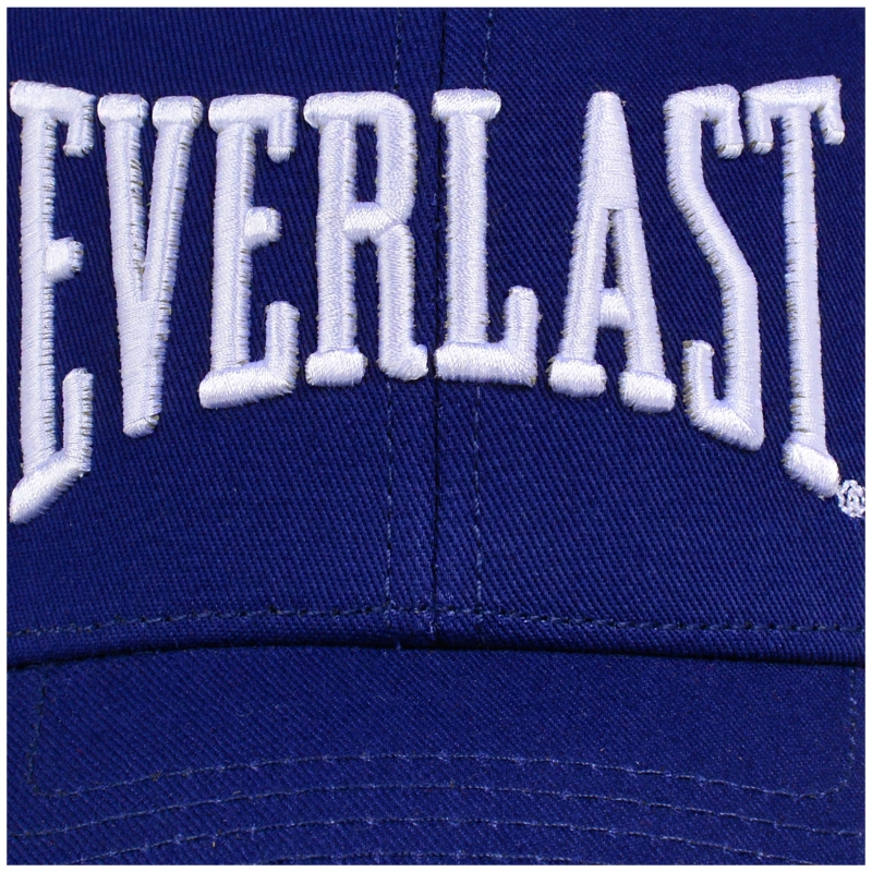 Zbliżenie na biały haft z logo Everlast.