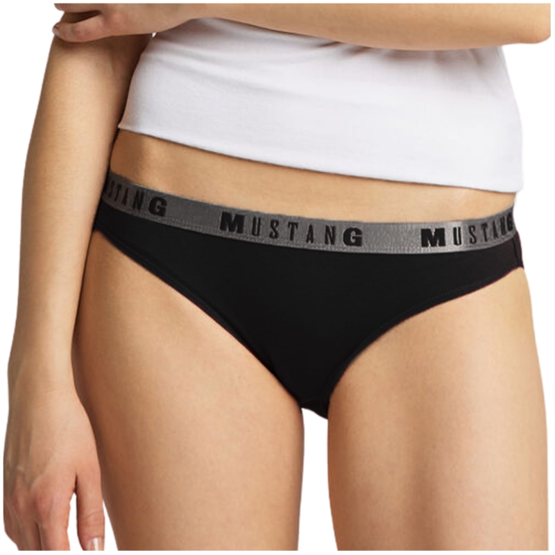 Figi Mustang na modelce w białym topie