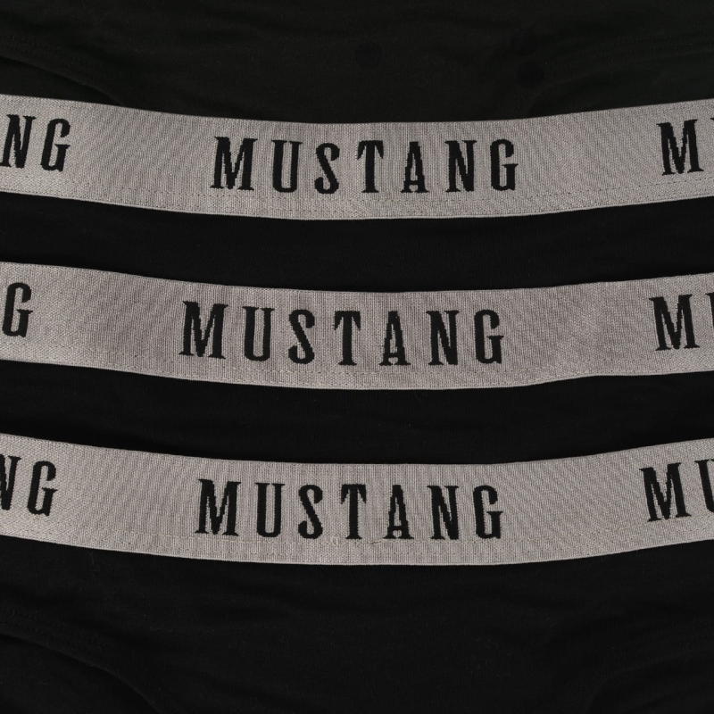 Zbliżenie pasa fig Mustang z czarnym napisem logo