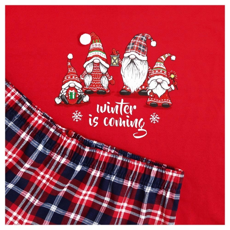 Czerwona bluzka piżamowa Cornette z nadrukiem świątecznych krasnali i napisem „Winter is coming”.