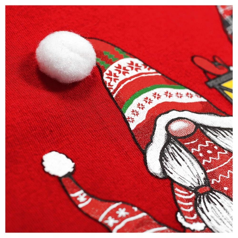Detal czapki świątecznego krasnala z białym pomponem na czerwonej bluzce piżamowej Cornette.