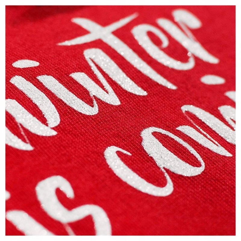 Zbliżenie na biały nadruk „Winter is coming” na czerwonym tle bluzki piżamowej Cornette.