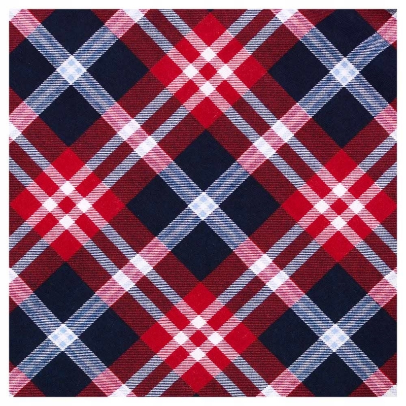 Czerwono-granatowy wzór kratki z białymi akcentami – detal materiału spodni piżamowych.