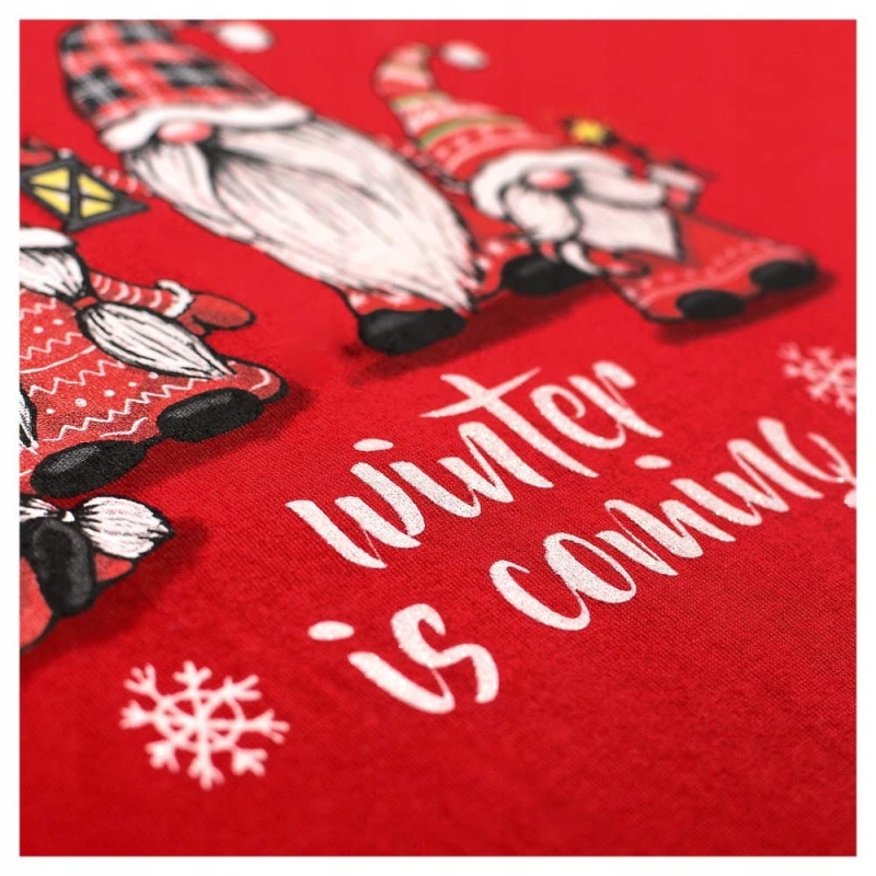 Bliski plan nadruku krasnali z napisem „Winter is coming” na piżamie Cornette.