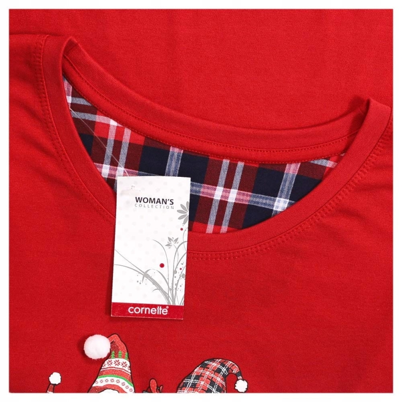 Dekolt czerwonej bluzki piżamowej Cornette z kratkowaną lamówką i metką „Woman’s Collection”.