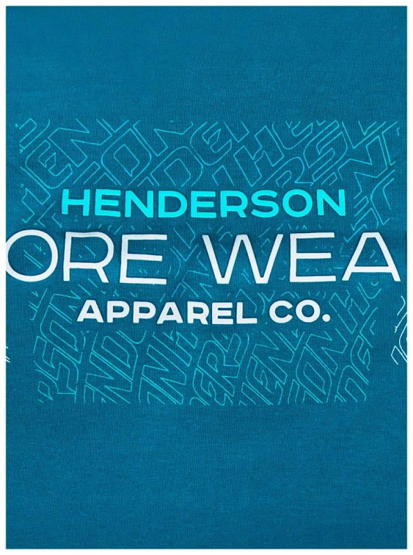 Zbliżenie nadruku na turkusowej bluzce – Henderson CORE WEAR