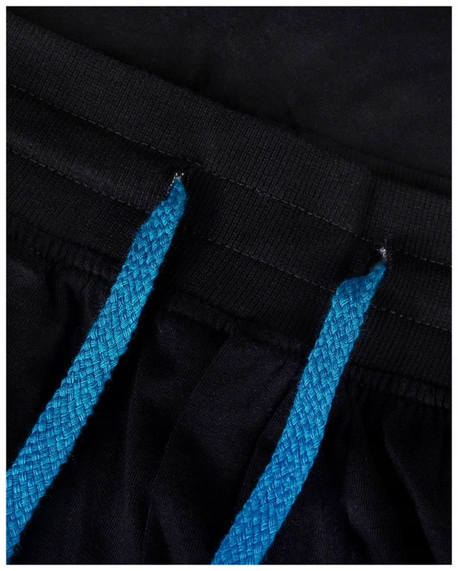 Zbliżenie na sznurki od czarnych spodni piżamowych Henderson