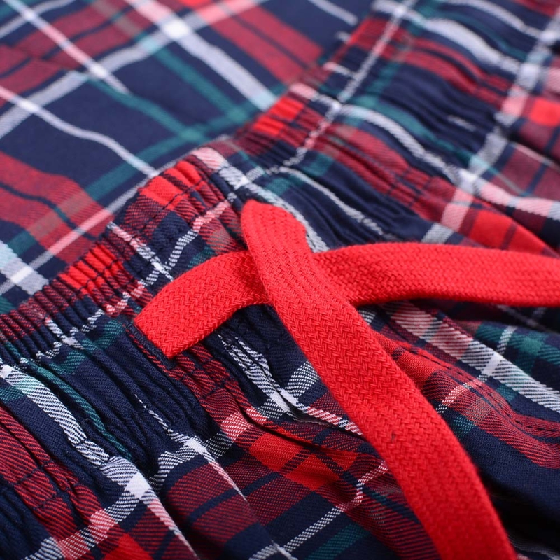 Sznurek w spodniach piżamy męskiej w kratę czerwoną