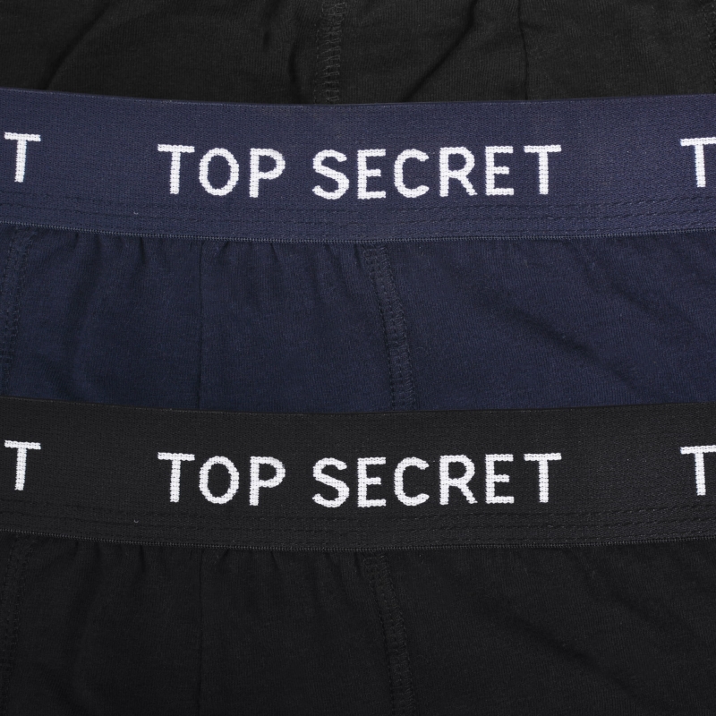 Zbliżenie na elastyczną gumę bokserek TOP SECRET z widocznym logo marki.