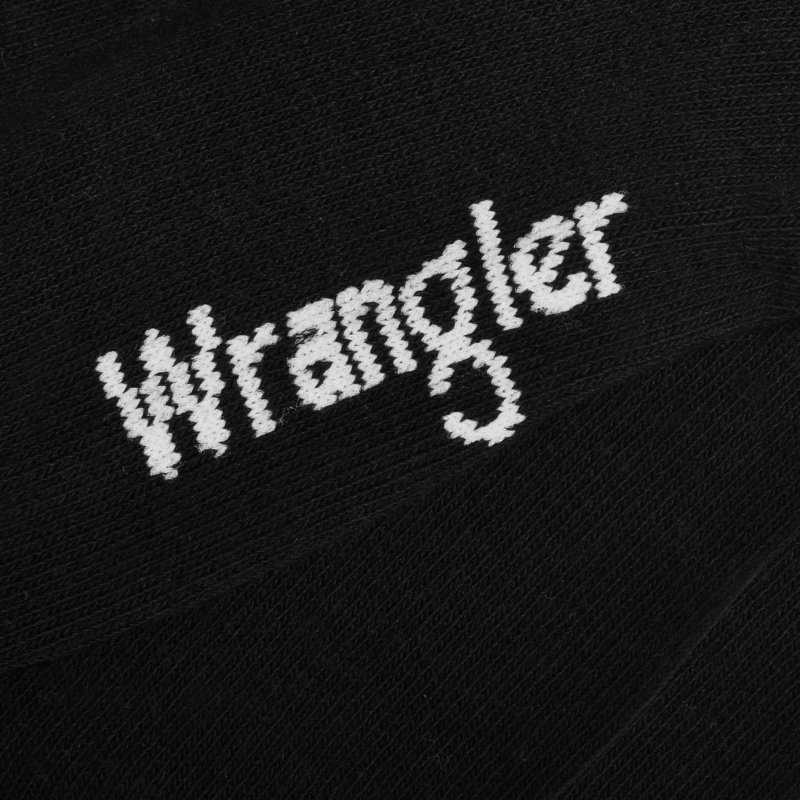 Zbliżenie na logo Wrangler na skarpetach