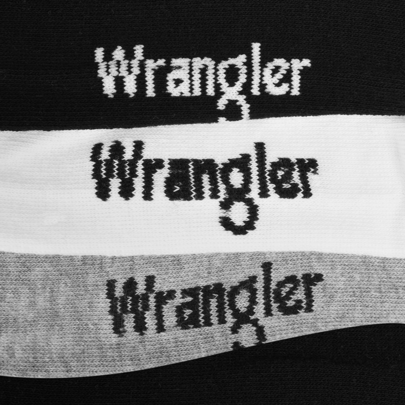 Zbliżenie na logo Wrangler umieszczone na cholewce skarpety.