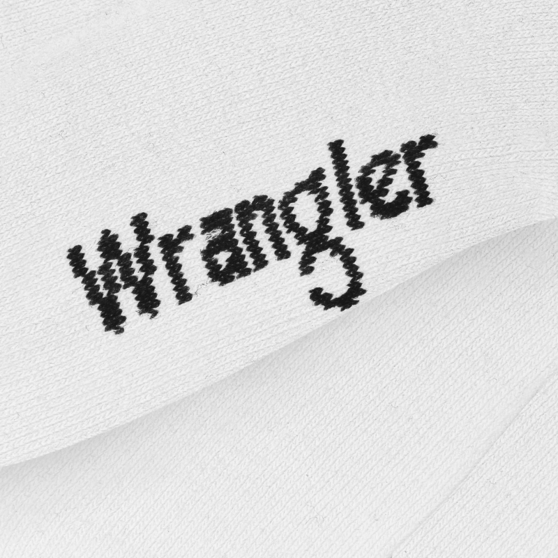 Zbliżenie haftowanego logo Wrangler na skarpetkach