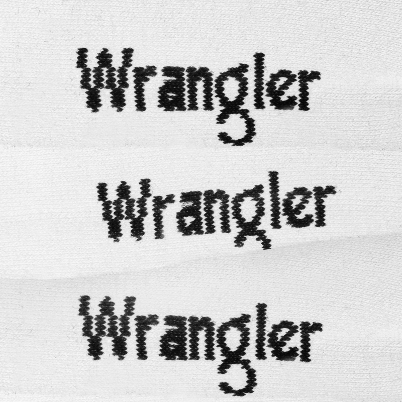Trzy hafty logo Wrangler na białej tkaninie skarpet